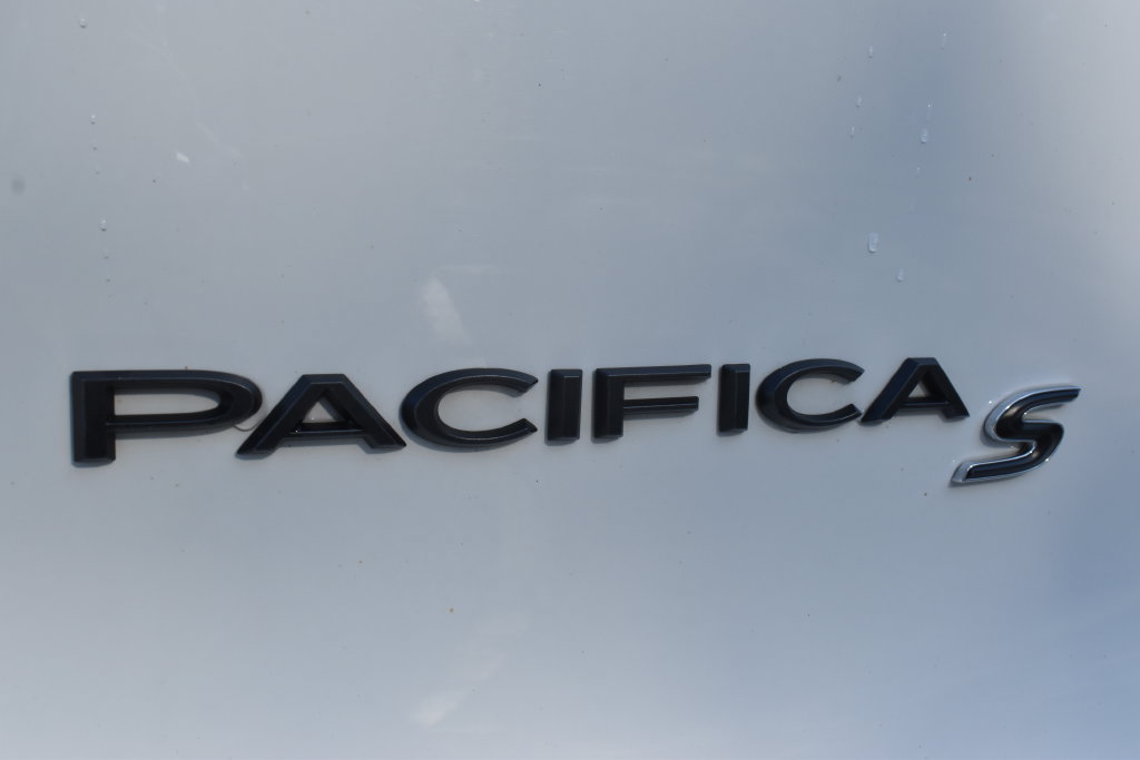 Used 2025 Chrysler Pacifica Limited FWD image 10