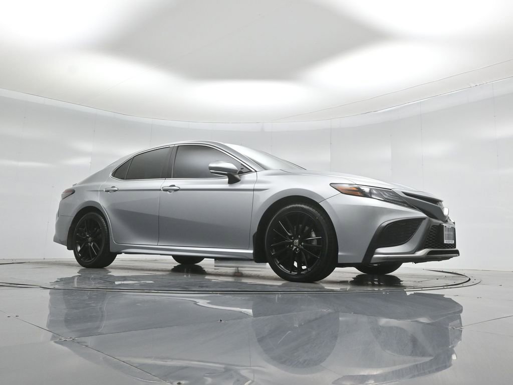 Used 2022 Toyota Camry XSE FWD image 3