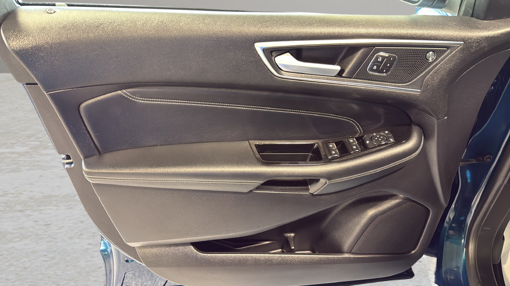 Used 2020 Ford Edge Titanium AWD/4WD image 18