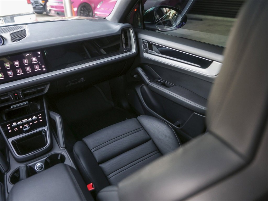 Certified 2025 Porsche Cayenne E-Hybrid Coupe image 35