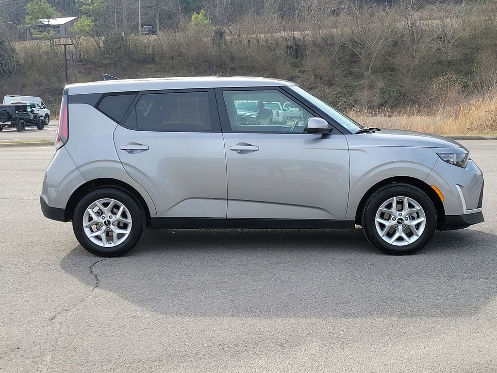 Used 2024 Kia Soul LX w/ Option Group 015 FWD image 2