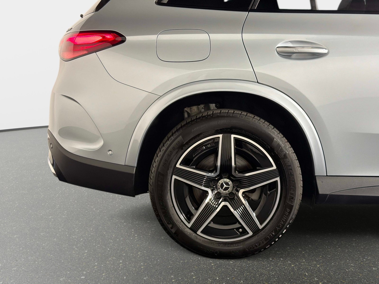 Used 2025 Mercedes-Benz GLC 300 4MATIC w/ AMG Line image 18
