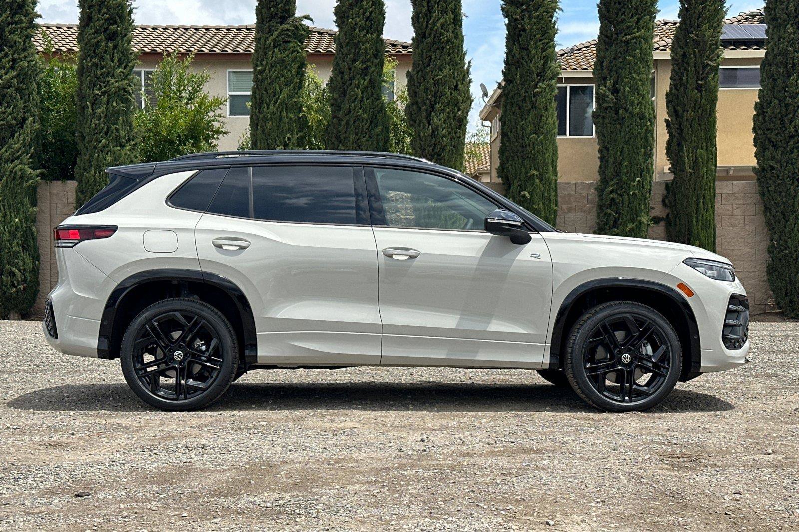 New 2026 Volkswagen Tiguan SE R-Line AWD/4WD image 2