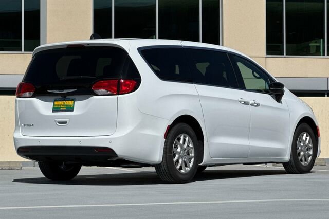 New 2026 Chrysler Voyager LX FWD image 4