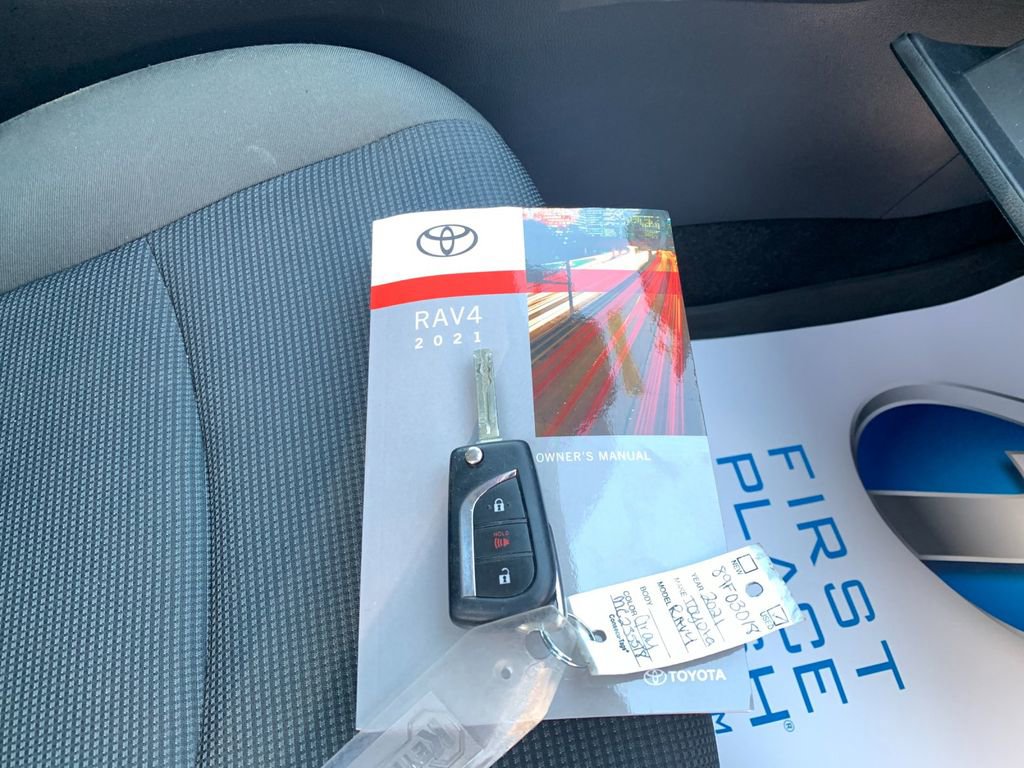 Used 2021 Toyota RAV4 LE image 9