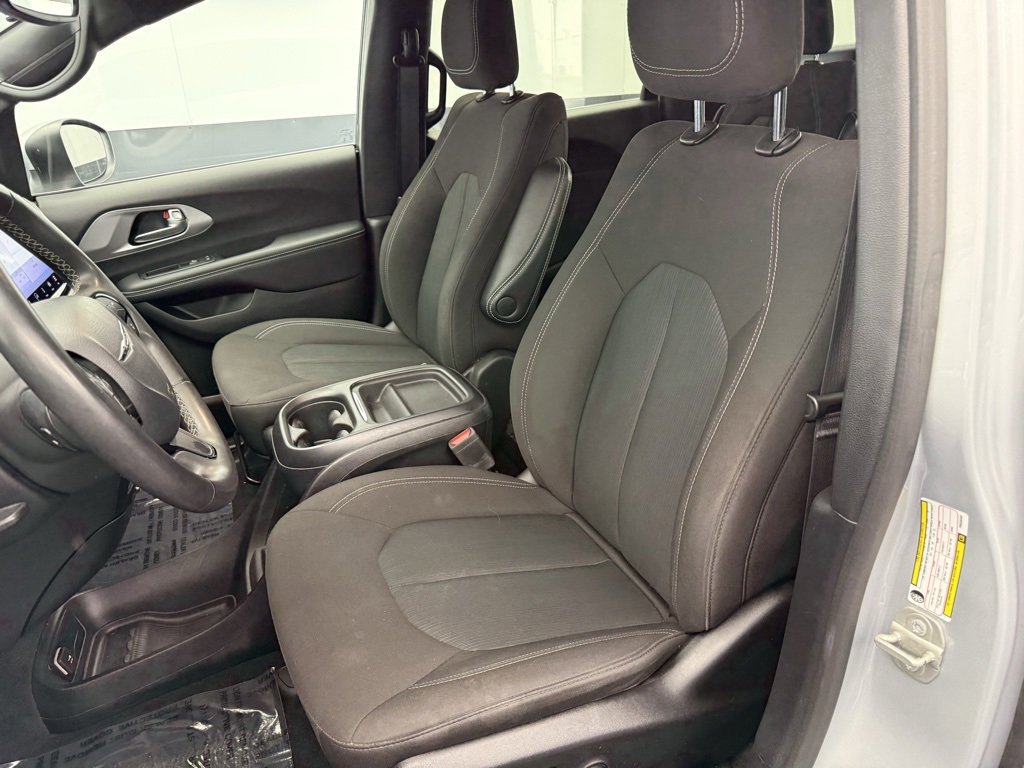 Used 2023 Chrysler Pacifica Touring image 39