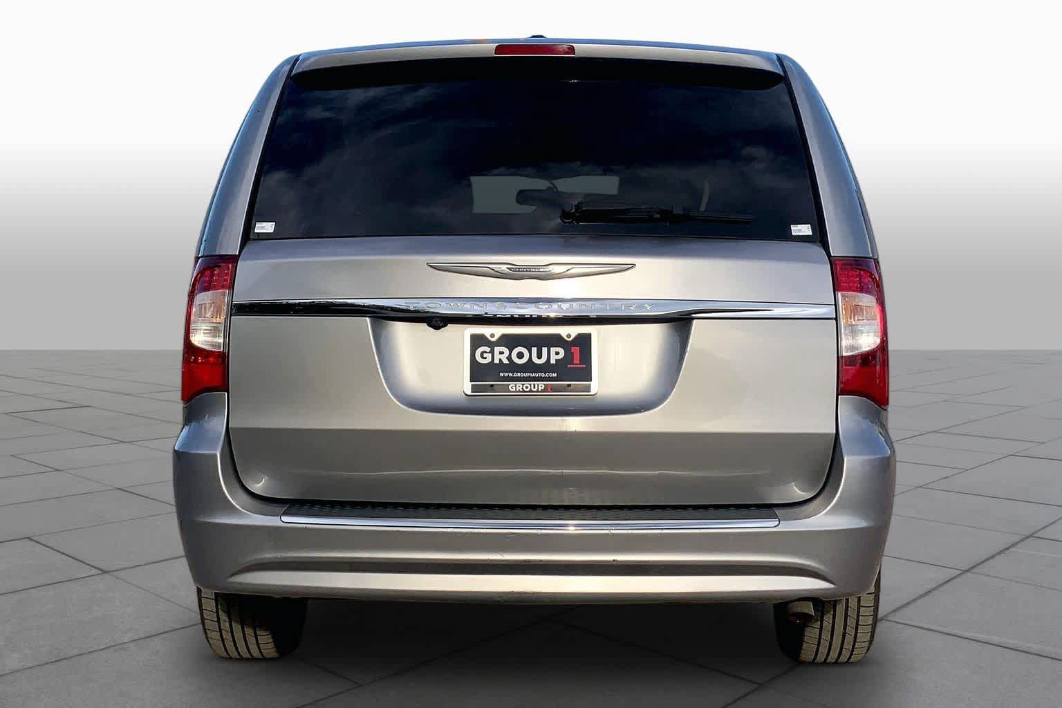 Used 2016 Chrysler Town & Country Touring FWD image 5