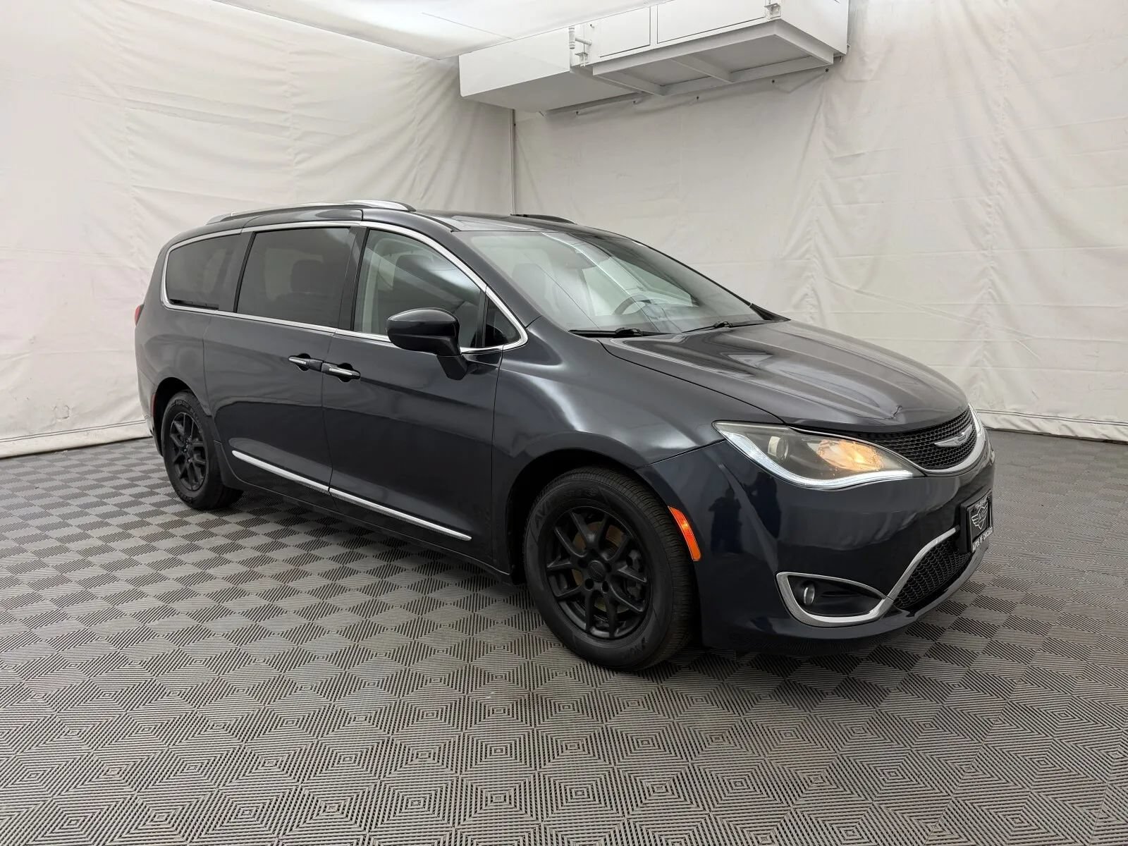Used 2020 Chrysler Pacifica Touring-L FWD image 4