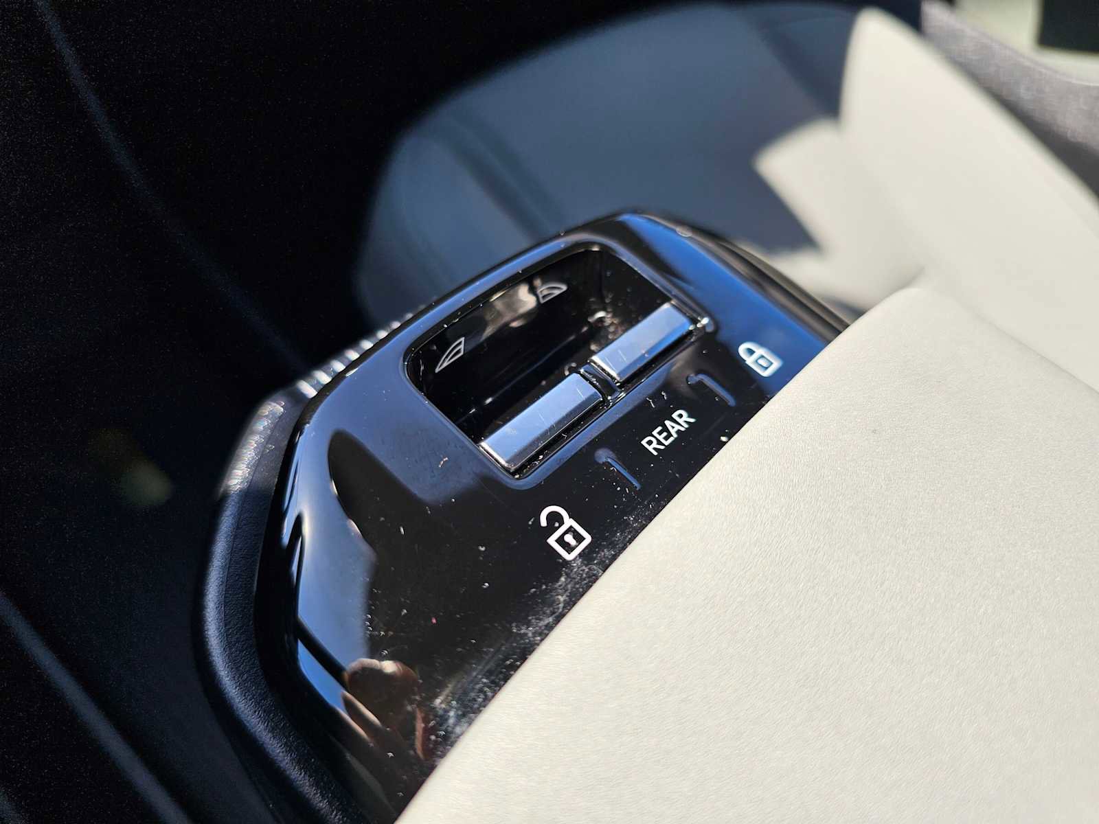 Used 2025 Volvo EX30 Plus w/ Protection Package Premier image 35