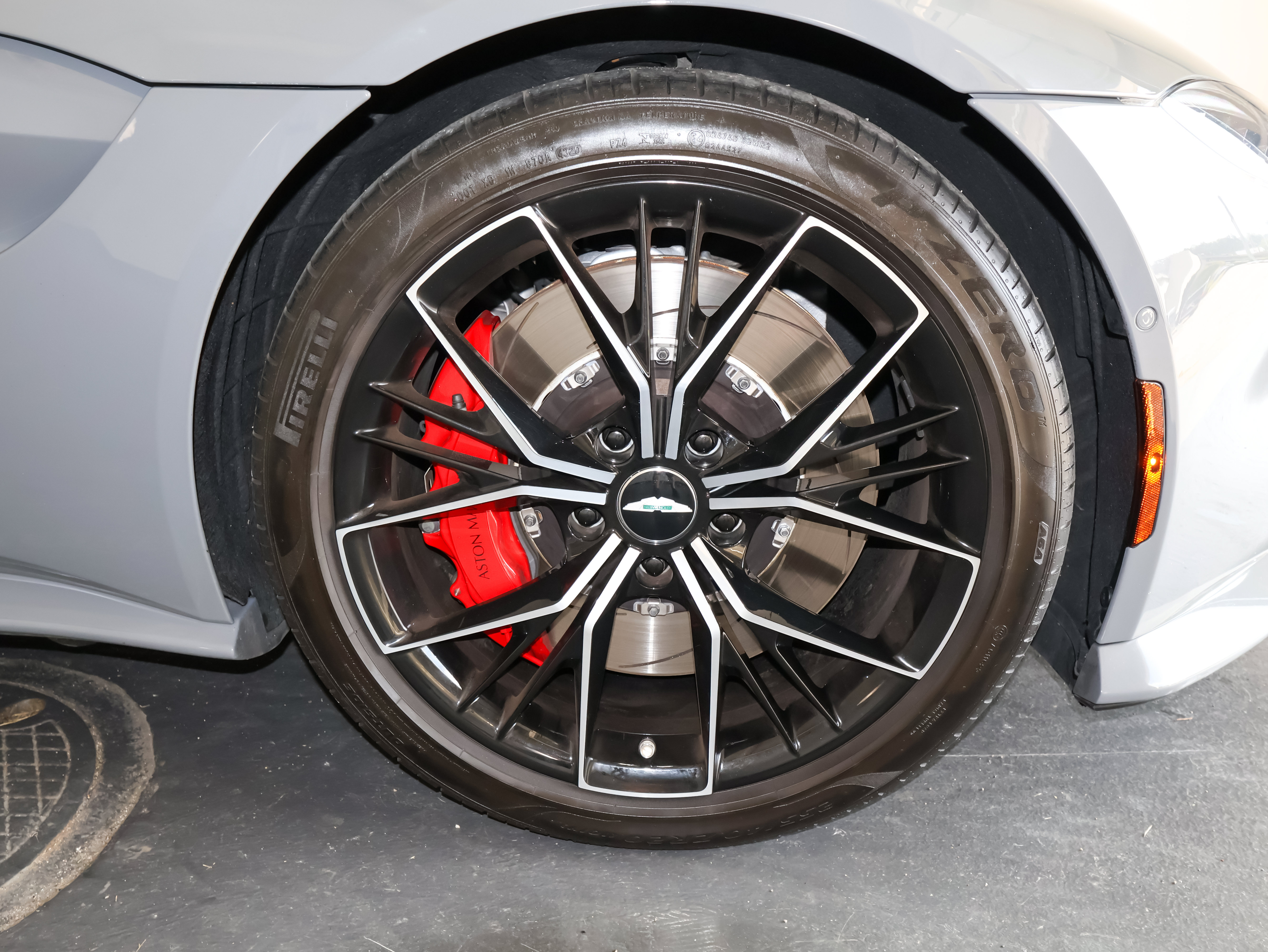 Used 2021 Aston Martin V8 Vantage Coupe RWD image 28
