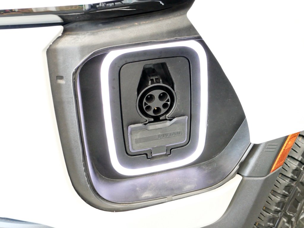 Used 2022 Rivian R1T Adventure image 5
