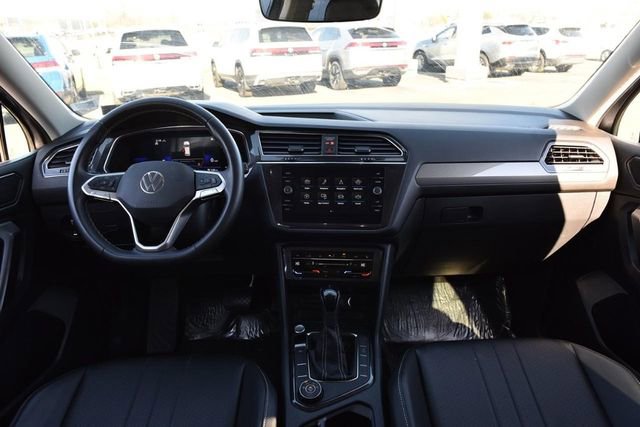 Used 2023 Volkswagen Tiguan SE w/ Panoramic Sunroof Package image 7