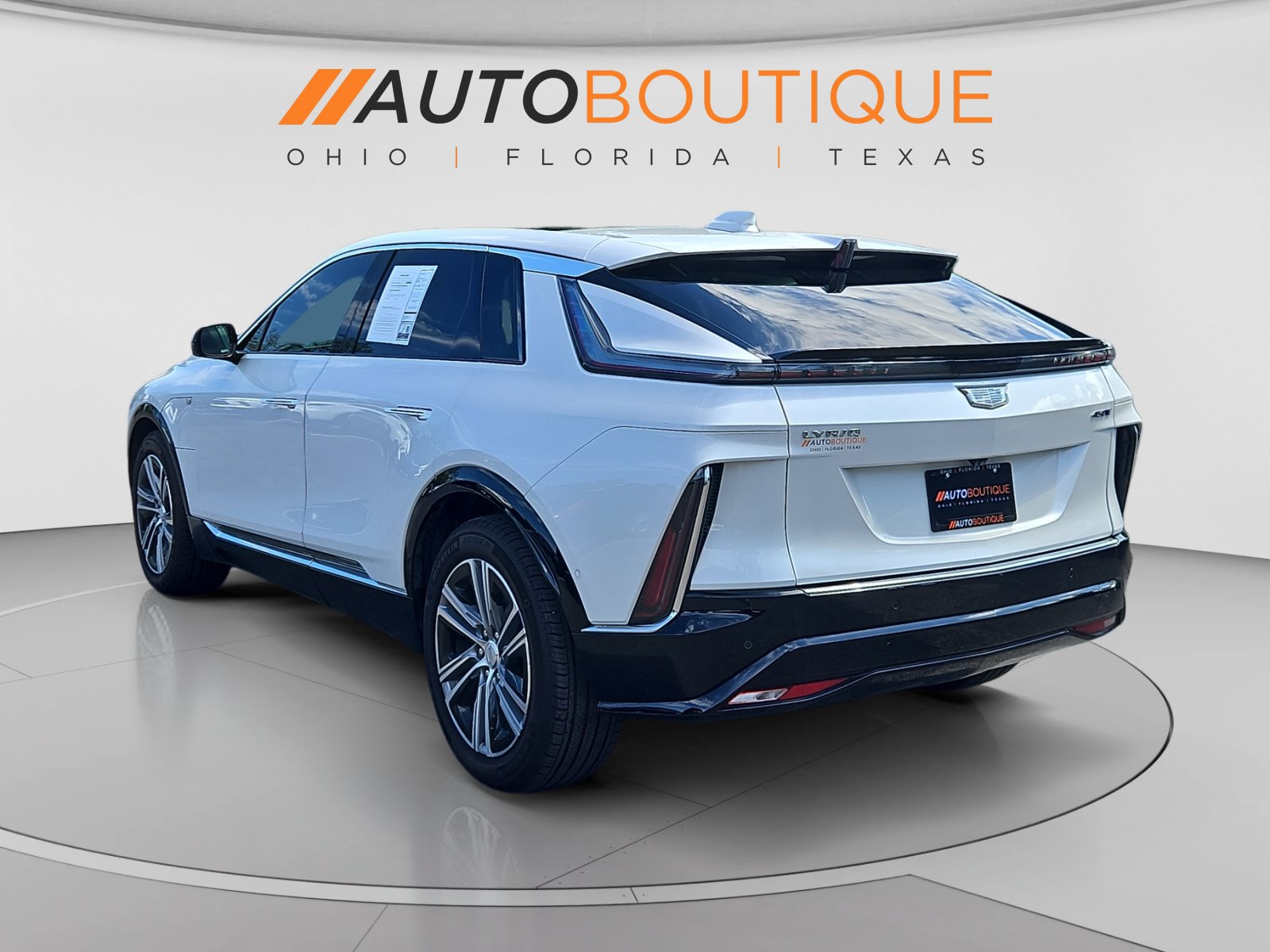 Used 2024 Cadillac Lyriq Luxury RWD image 3