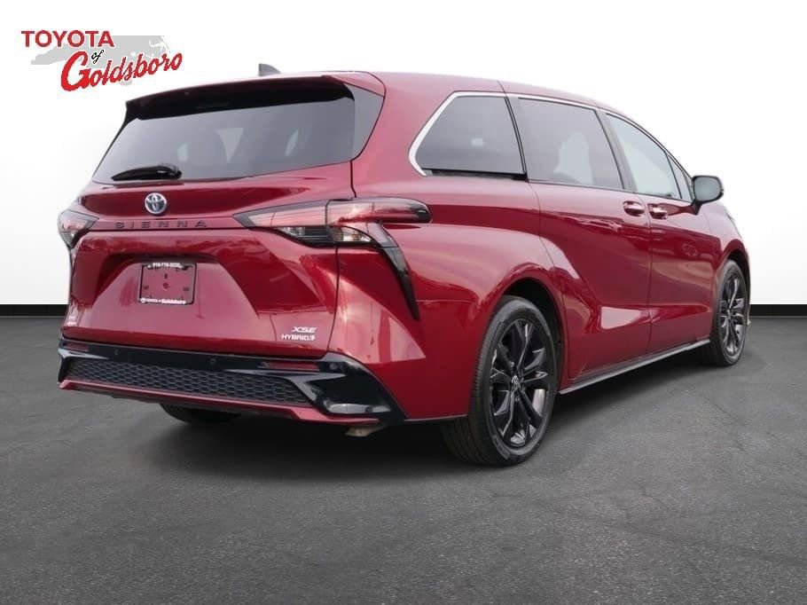 Used 2023 Toyota Sienna XSE image 6