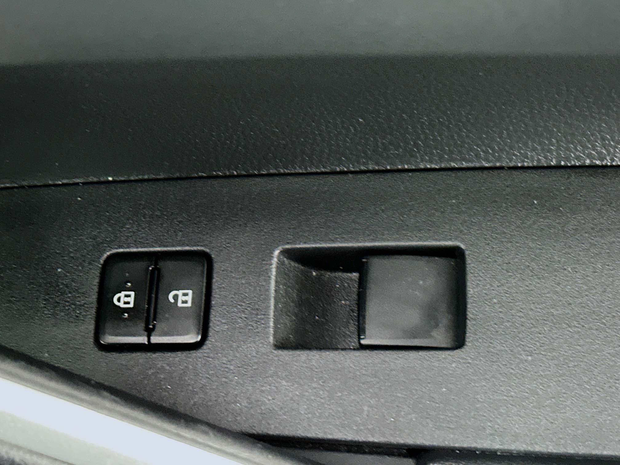 Used 2025 Toyota Corolla Cross LE image 29