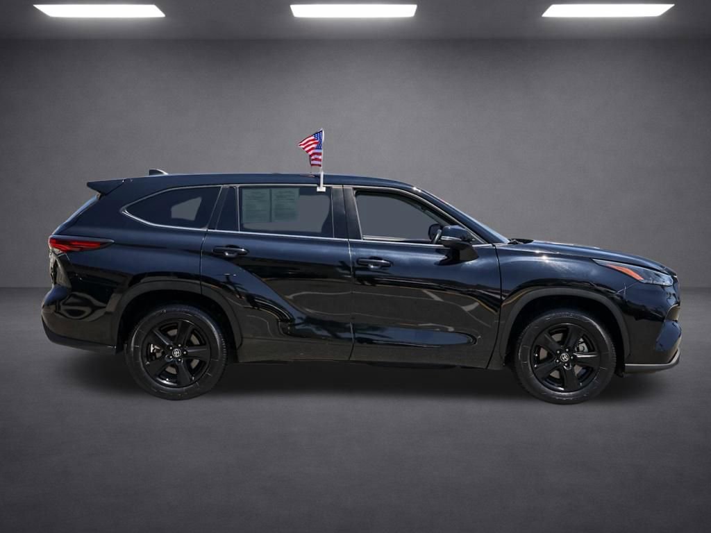Used 2024 Toyota Highlander LE FWD image 3