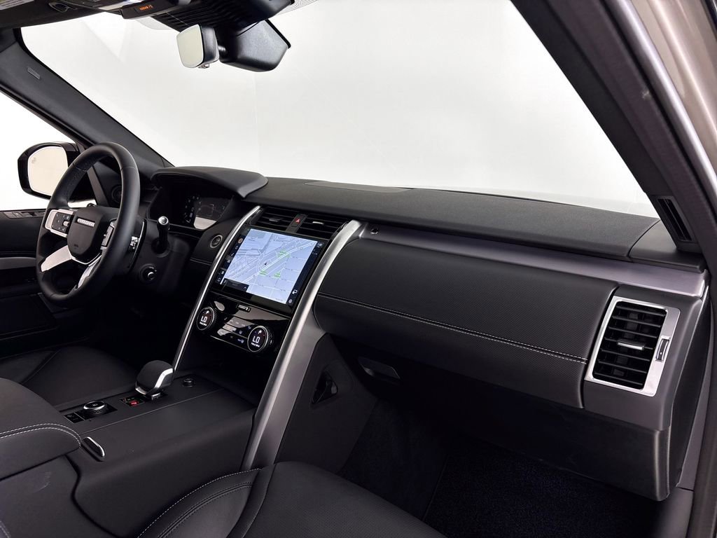 Used 2025 Land Rover Discovery Dynamic SE image 13