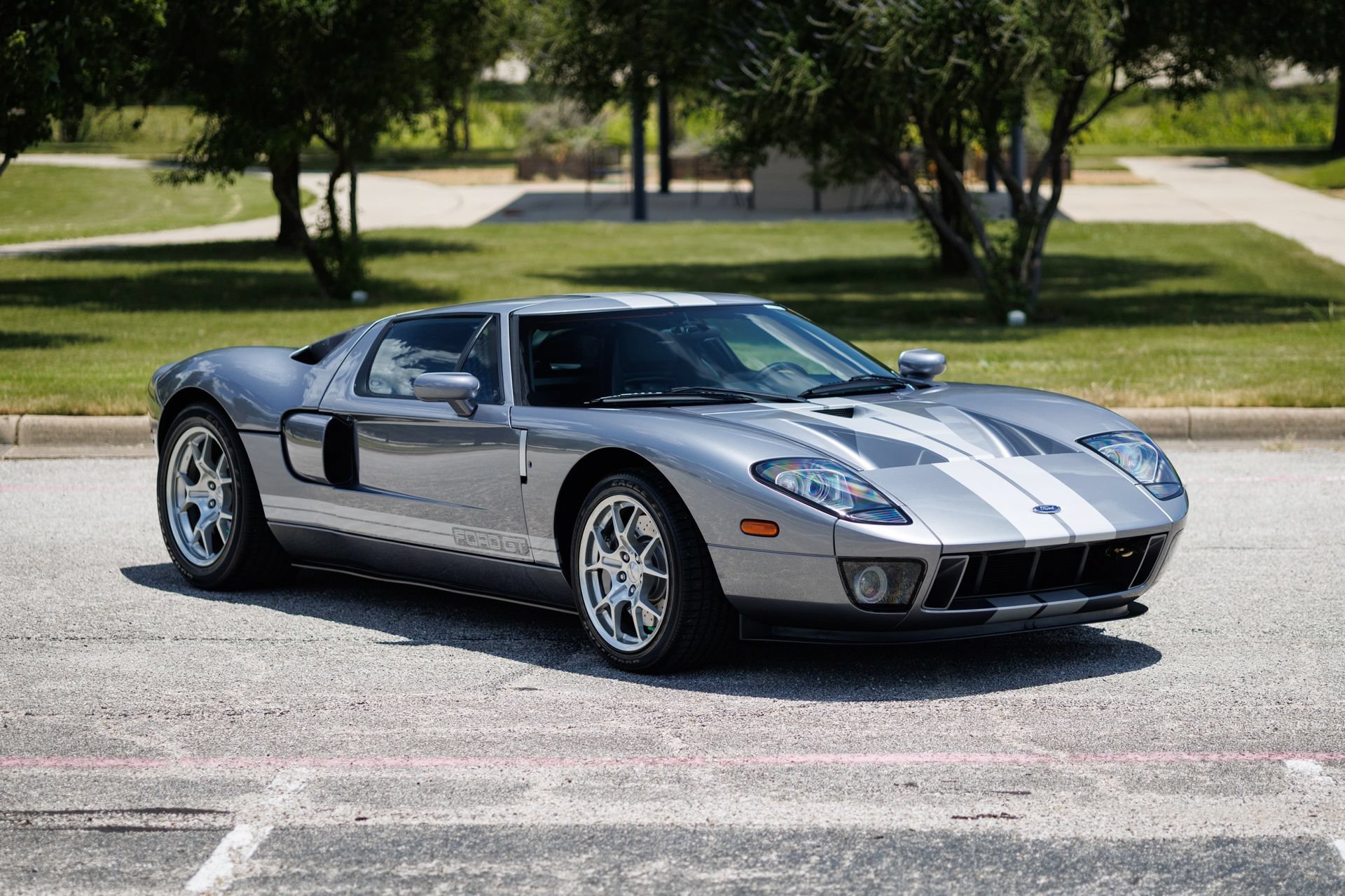 Used 2006 Ford GT RWD image 6