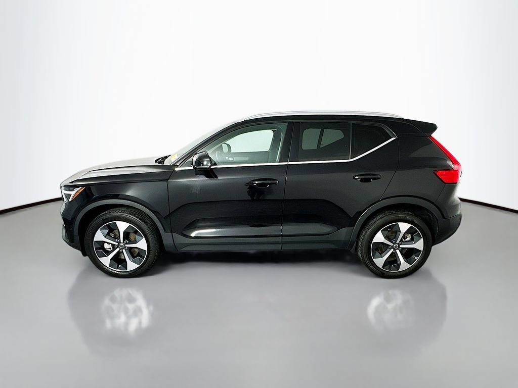 Used 2024 Volvo XC40 B5 Plus AWD/4WD image 4