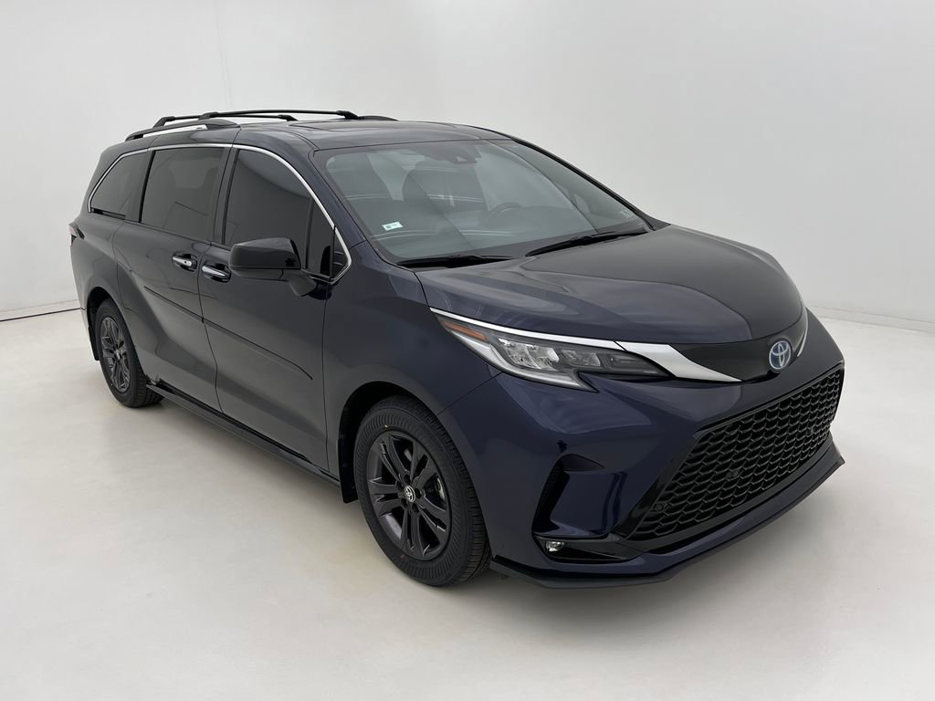 Used 2024 Toyota Sienna XSE w/ XSE Plus Package image 6