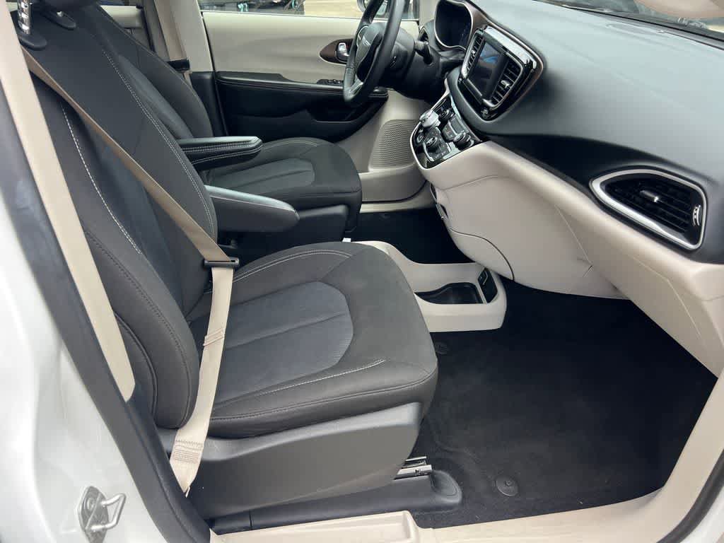 Used 2022 Chrysler Voyager LX FWD image 13