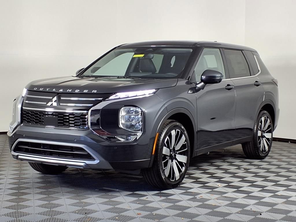 Used 2025 Mitsubishi Outlander SE image 3