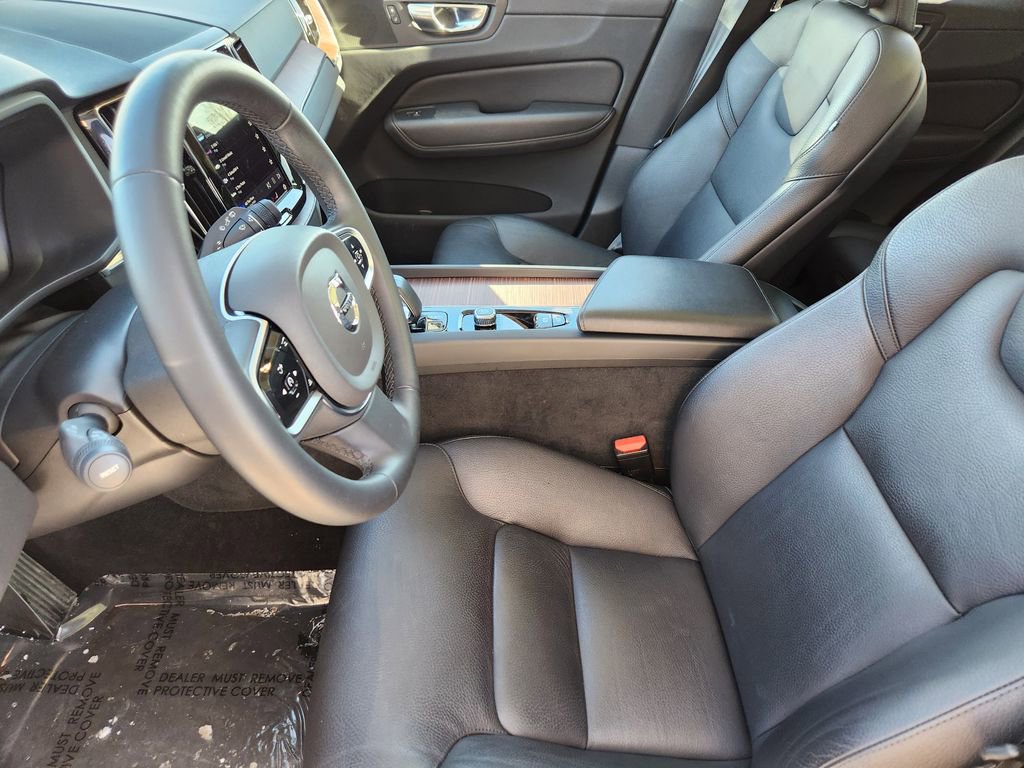 Used 2023 Volvo XC60 B5 Plus image 3