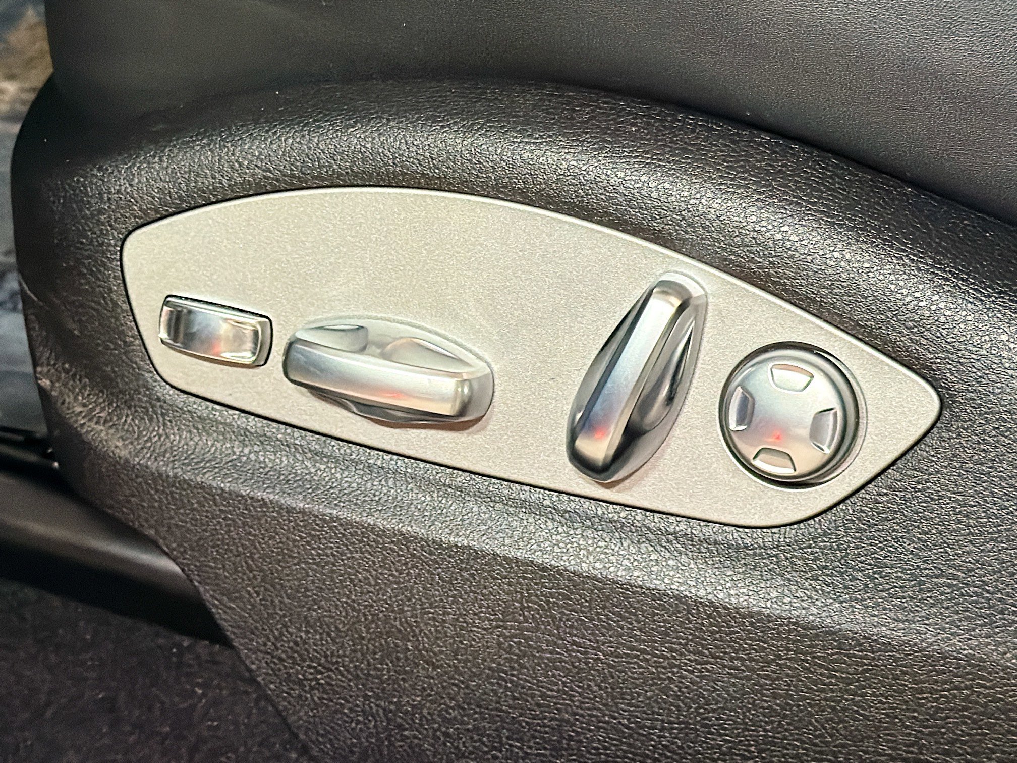 Used 2025 Porsche Macan image 25