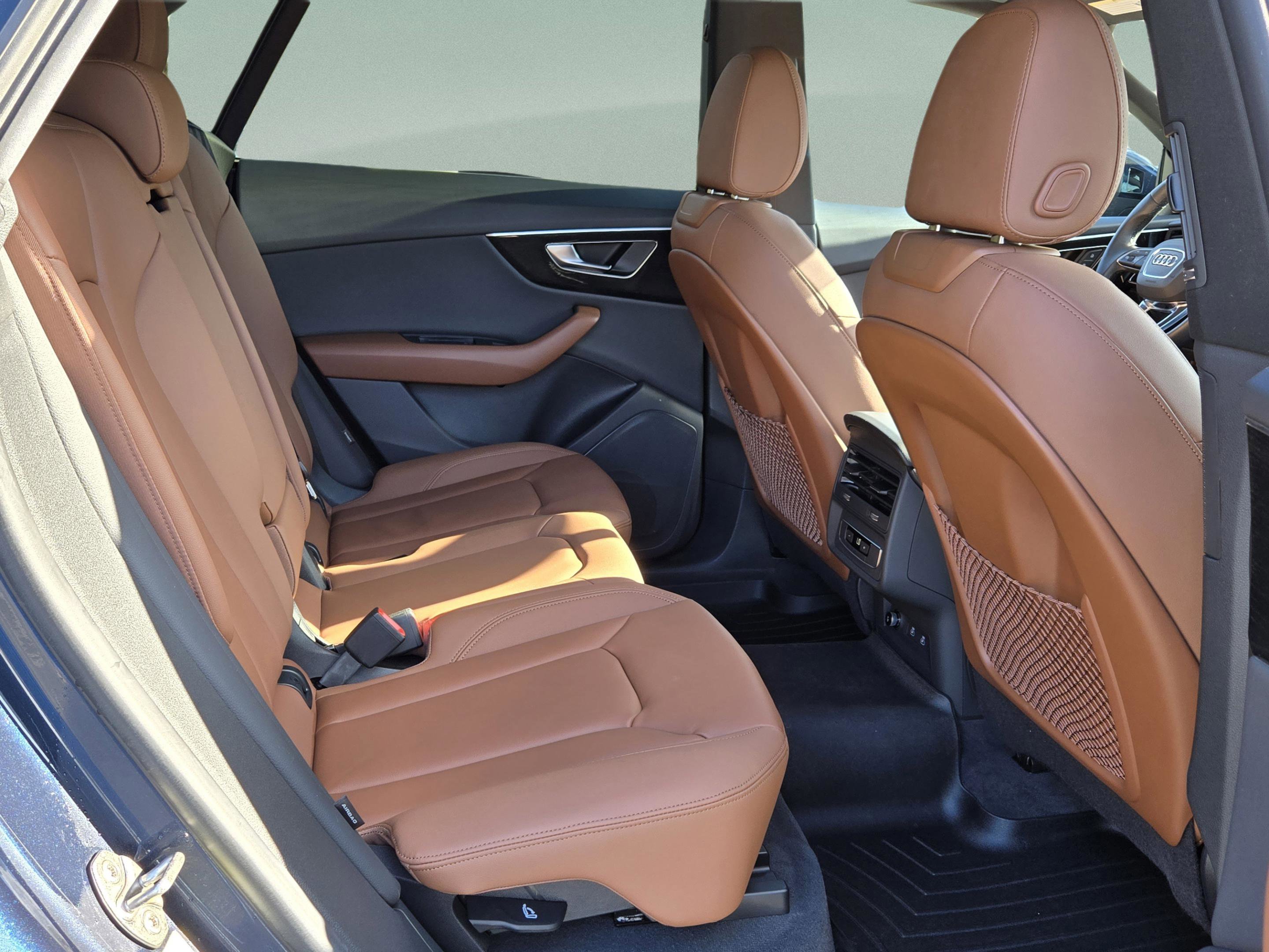 Used 2023 Audi Q8 Premium image 28