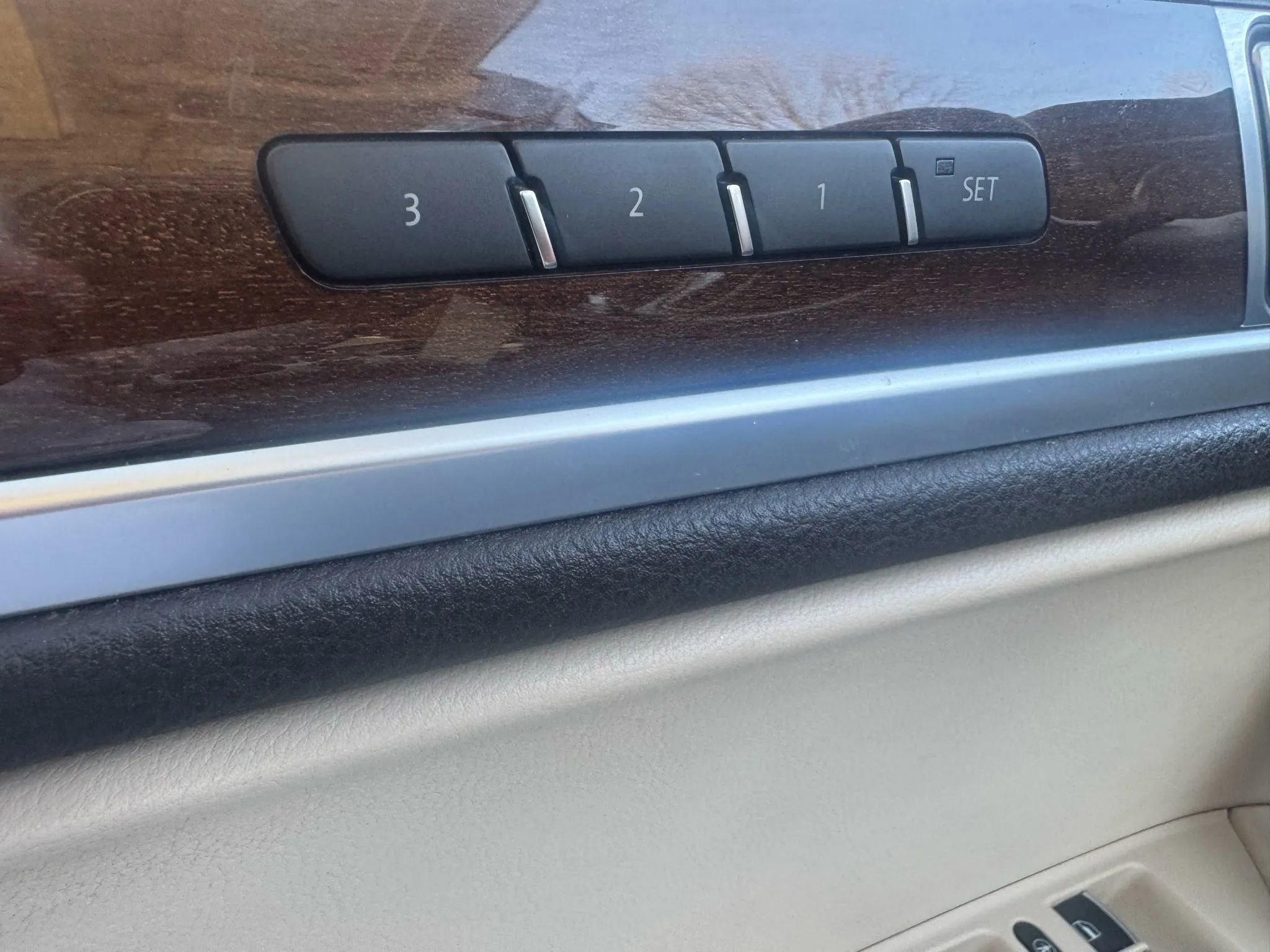 Used 2015 Volkswagen Touareg VR6 image 35