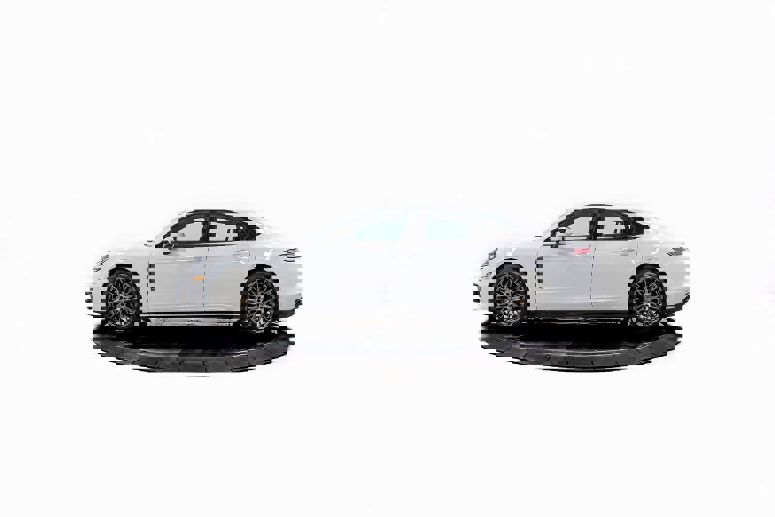 Used 2023 Porsche Panamera Platinum Edition image 2