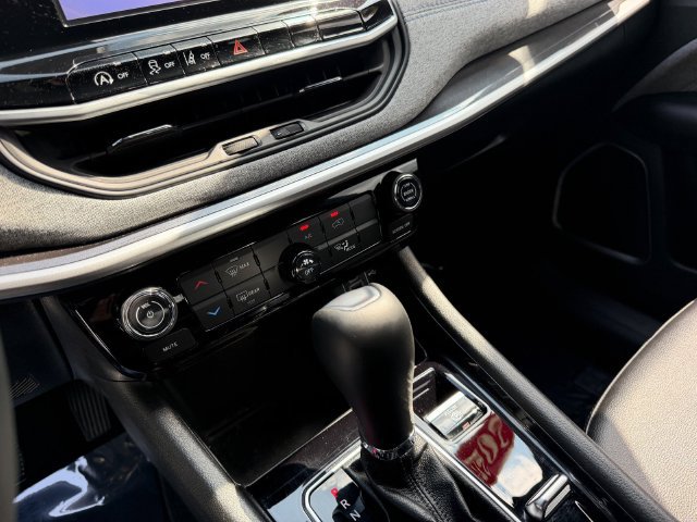 Used 2025 Jeep Compass Latitude AWD/4WD image 19