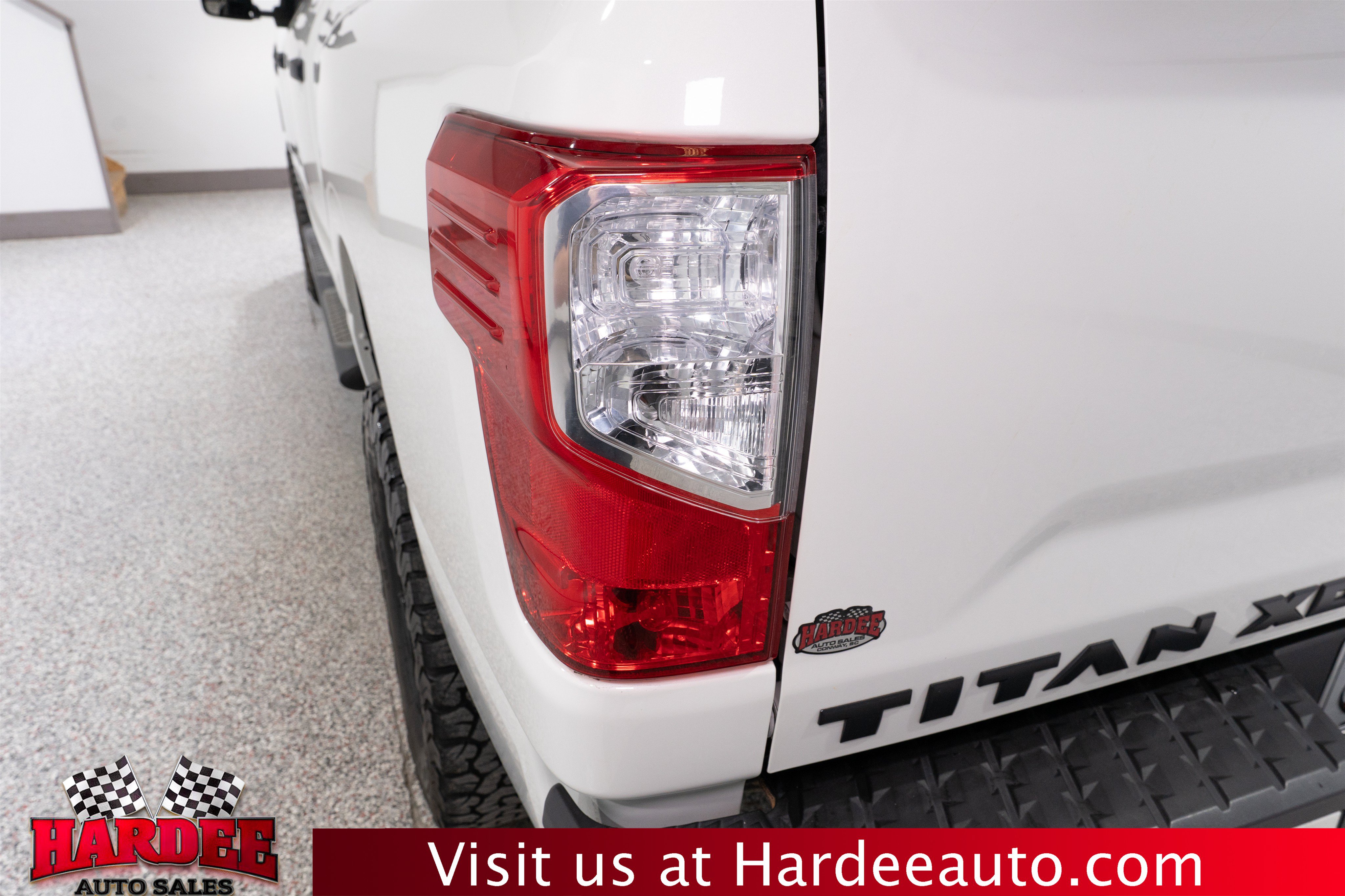 Used 2019 Nissan Titan SL w/ Midnight Edition AWD/4WD image 9