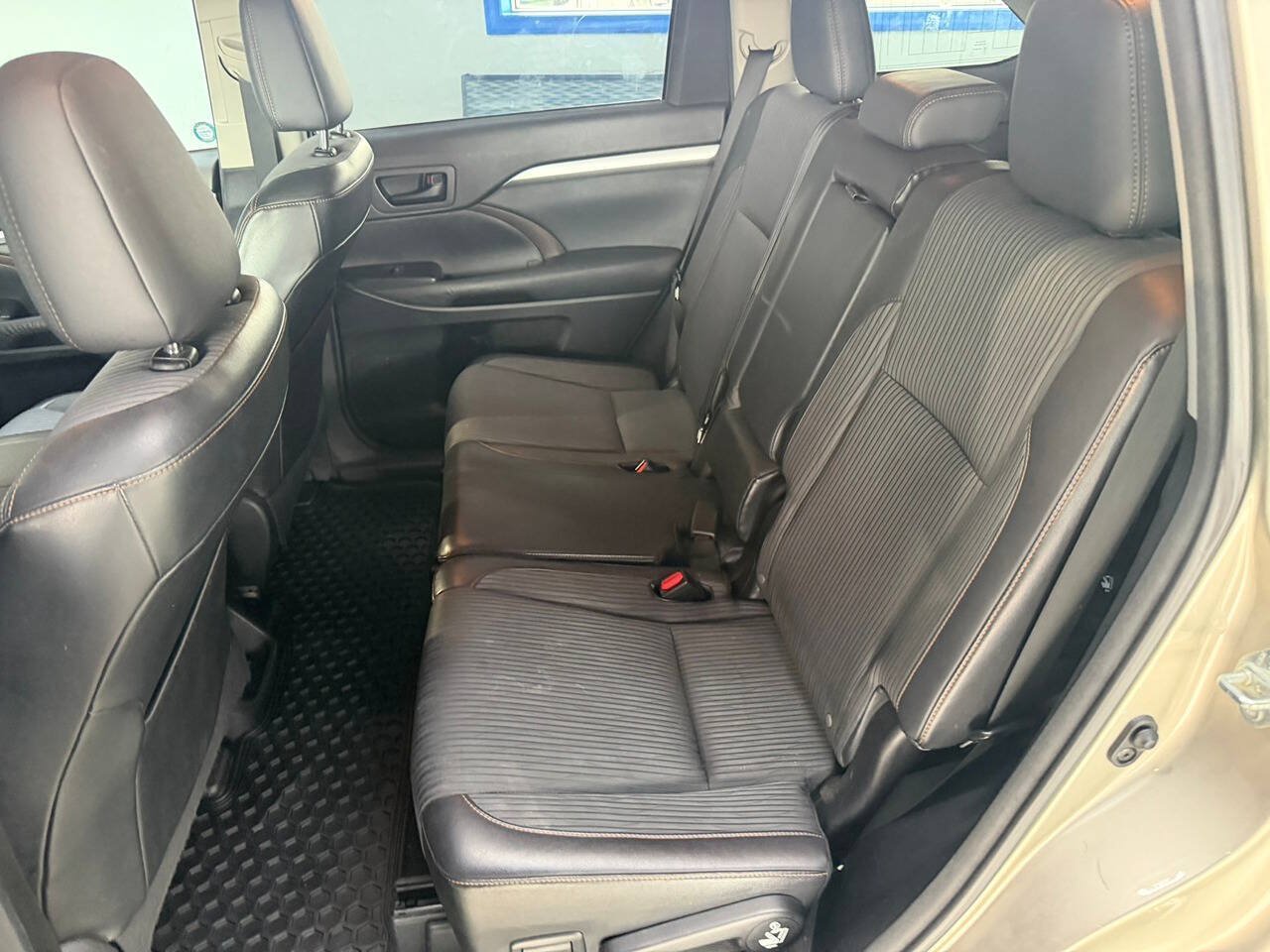 Used 2014 Toyota Highlander LE AWD/4WD image 17
