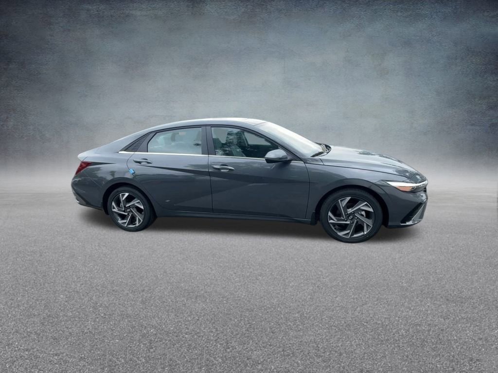 New 2025 Hyundai Elantra Limited image 25