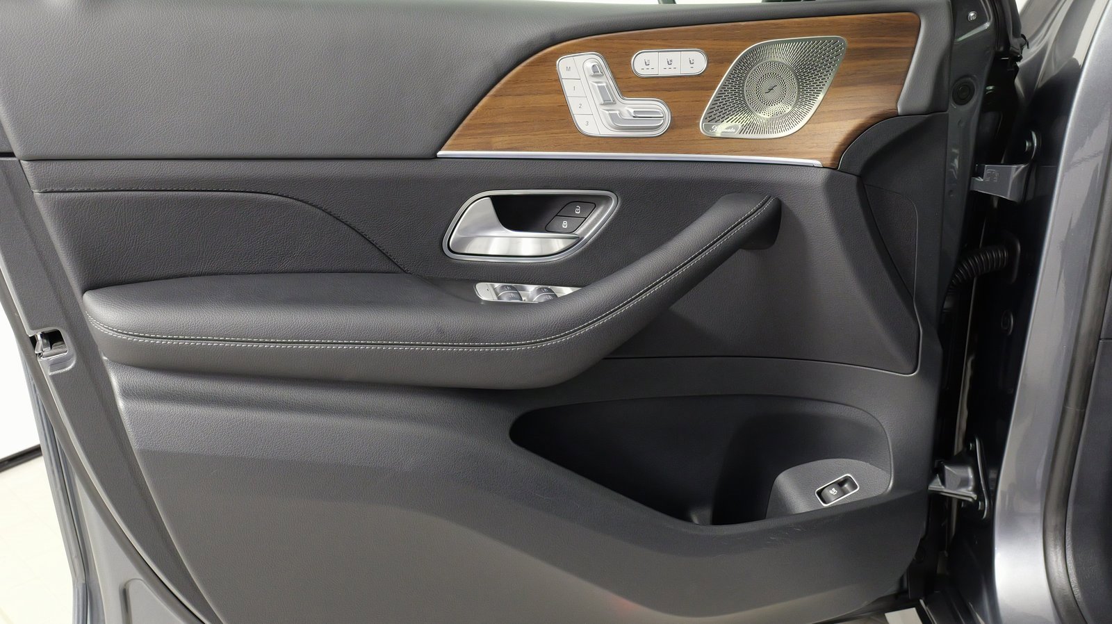 Used 2024 Mercedes-Benz GLS 450 4MATIC w/ AMG Line Exterior image 24