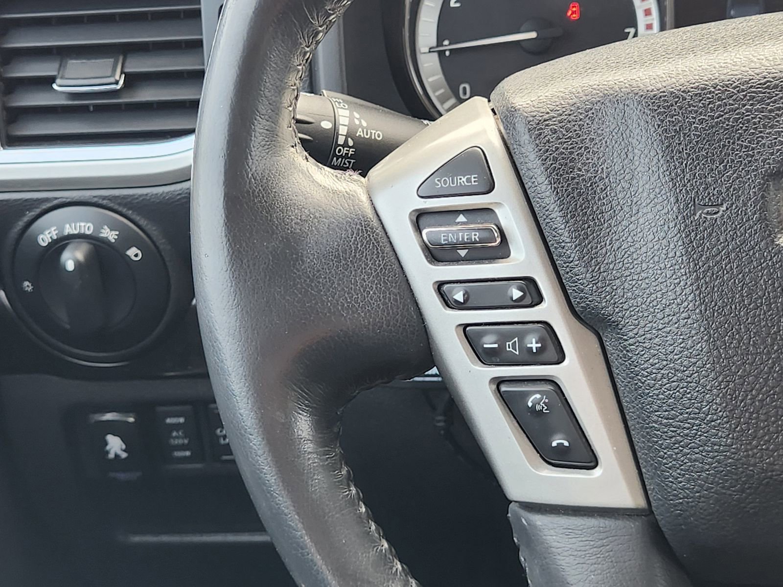 Used 2018 Nissan Titan SV w/ SV Convenience Package image 28