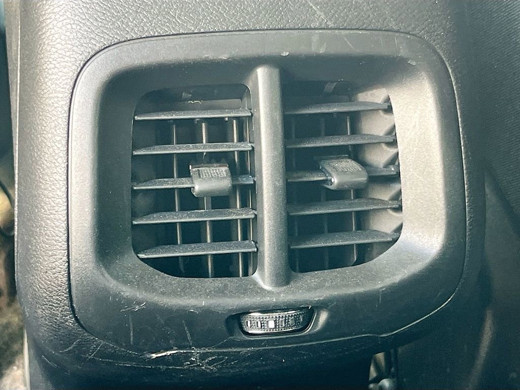 Used 2021 Jeep Cherokee Latitude FWD image 24