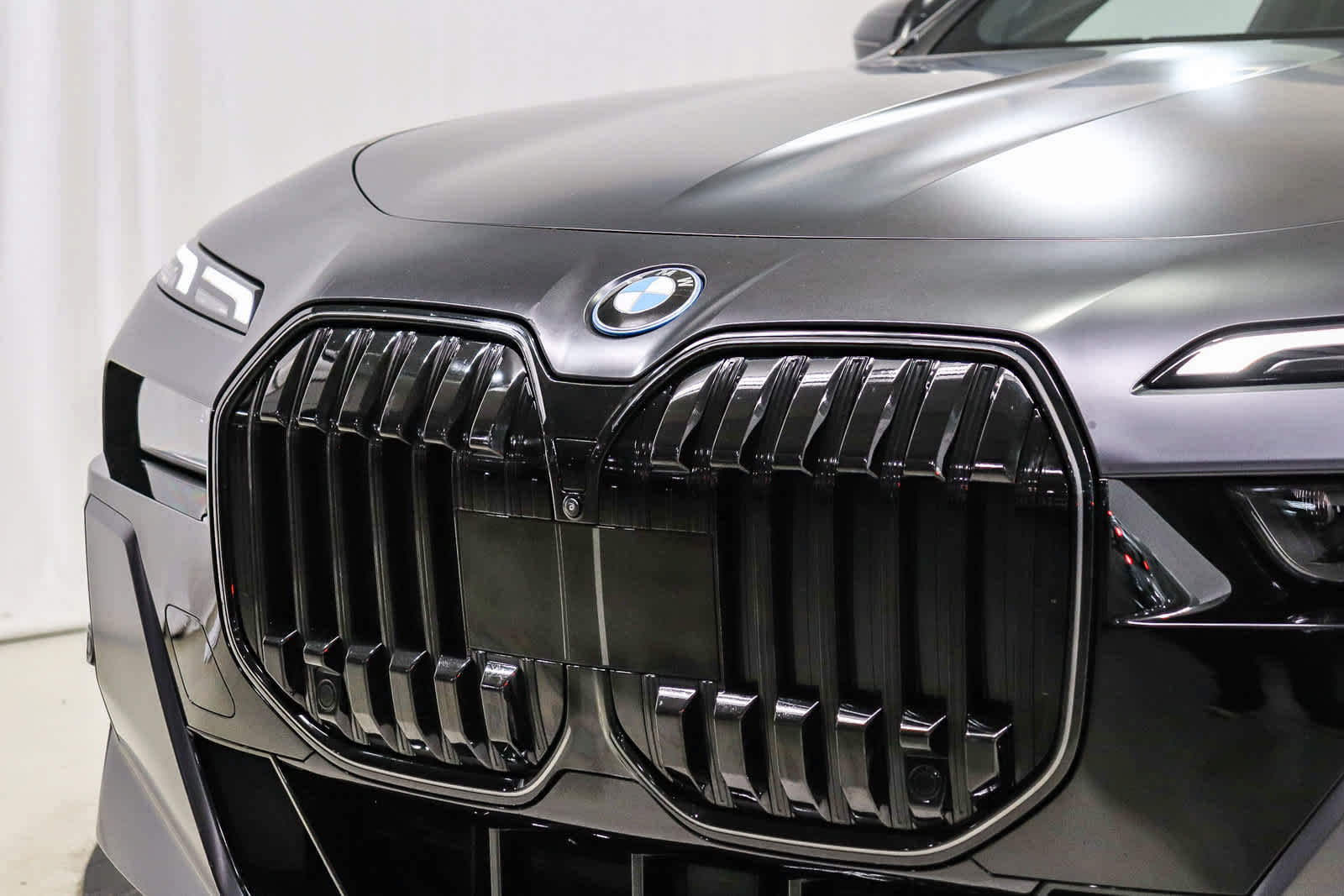 Used 2025 BMW i7 eDrive50 w/ M Sport Package RWD image 8