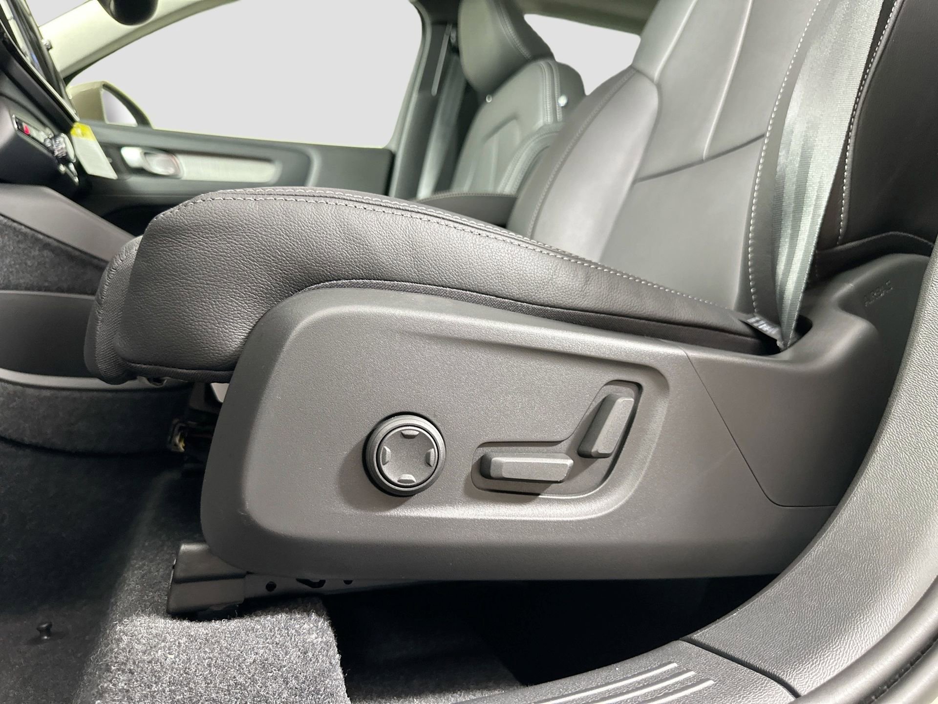 New 2025 Volvo XC40 B5 Ultra w/ Protection Package Premier image 14