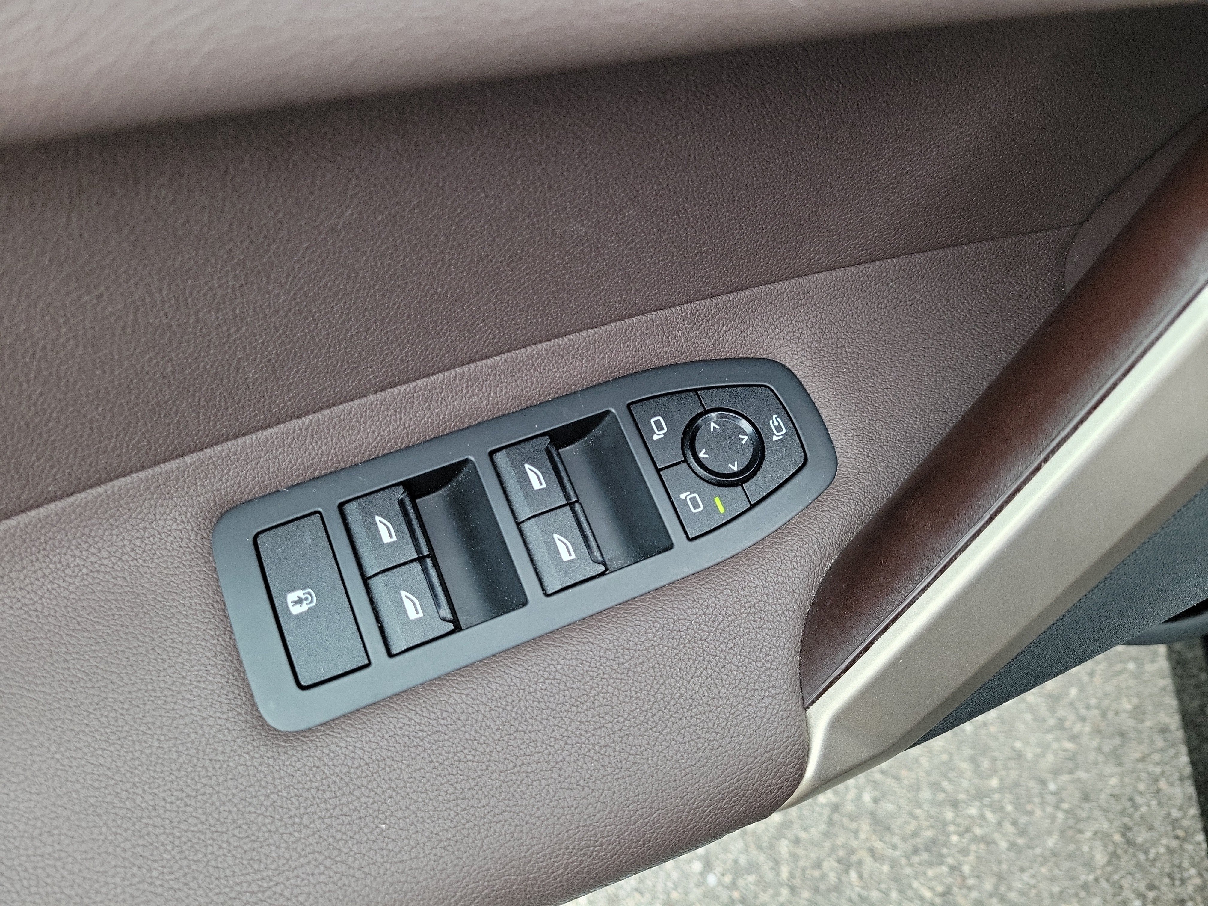 Certified 2024 BMW iX xDrive50 w/ Sport Package AWD/4WD image 14