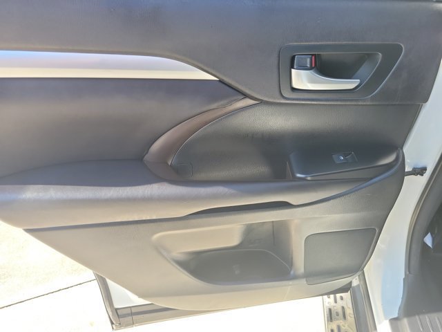 Used 2016 Toyota Highlander XLE FWD image 13