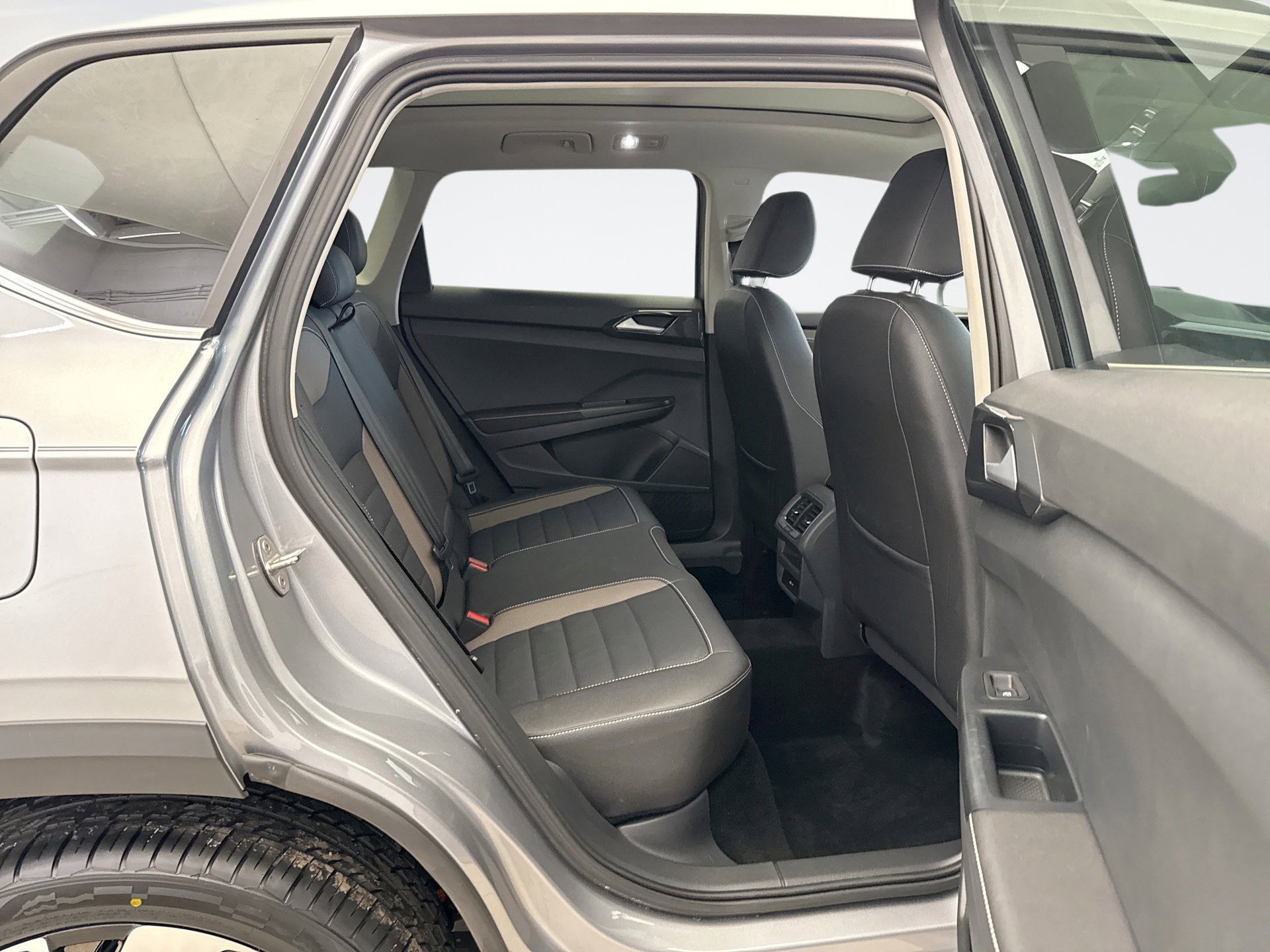 Used 2024 Volkswagen Taos SEL image 18