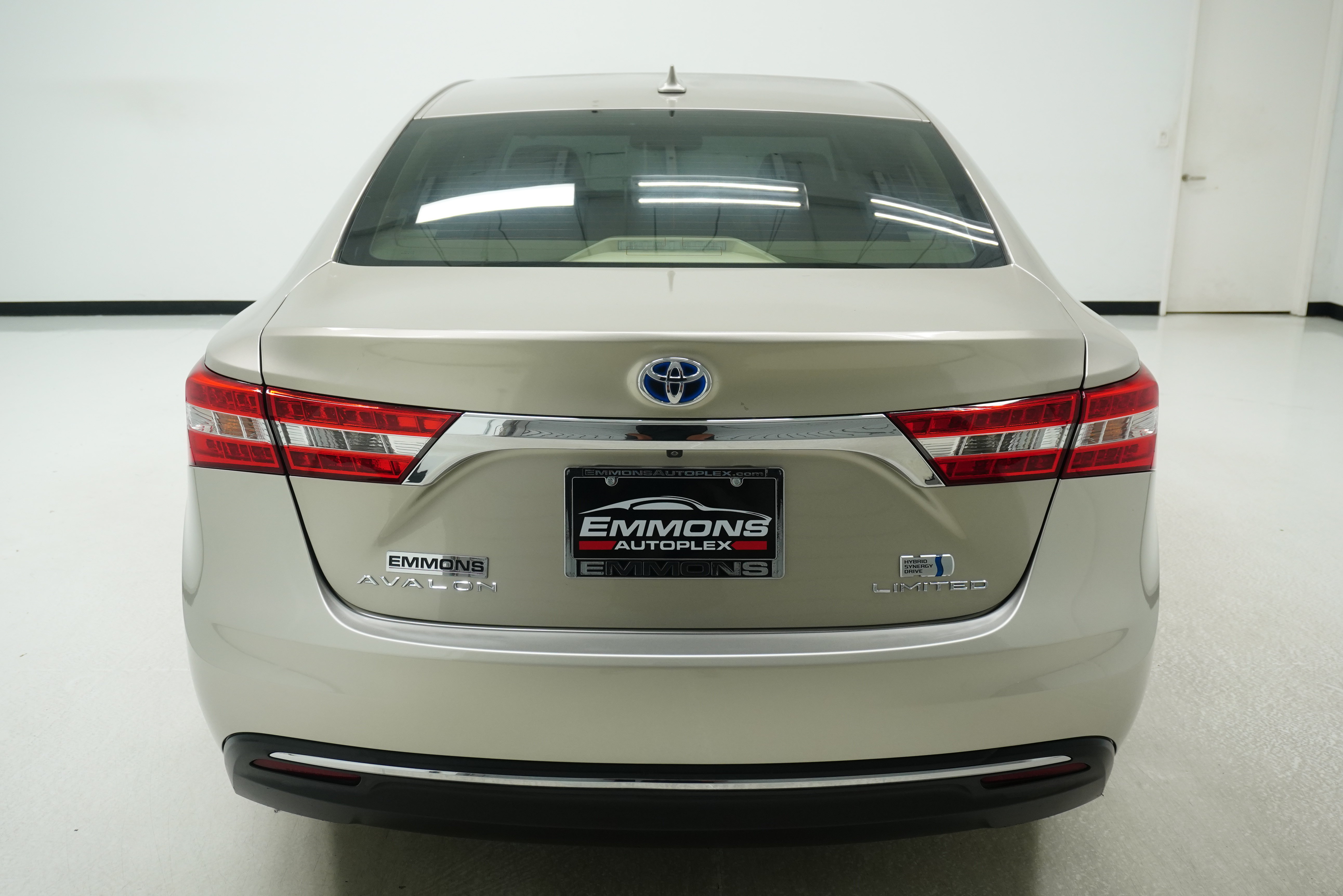 Used 2013 Toyota Avalon Limited w/ Technology Pkg FWD image 5