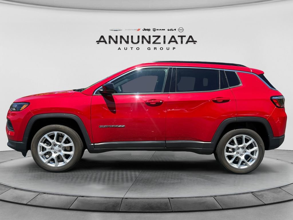 Used 2023 Jeep Compass Latitude AWD/4WD image 2