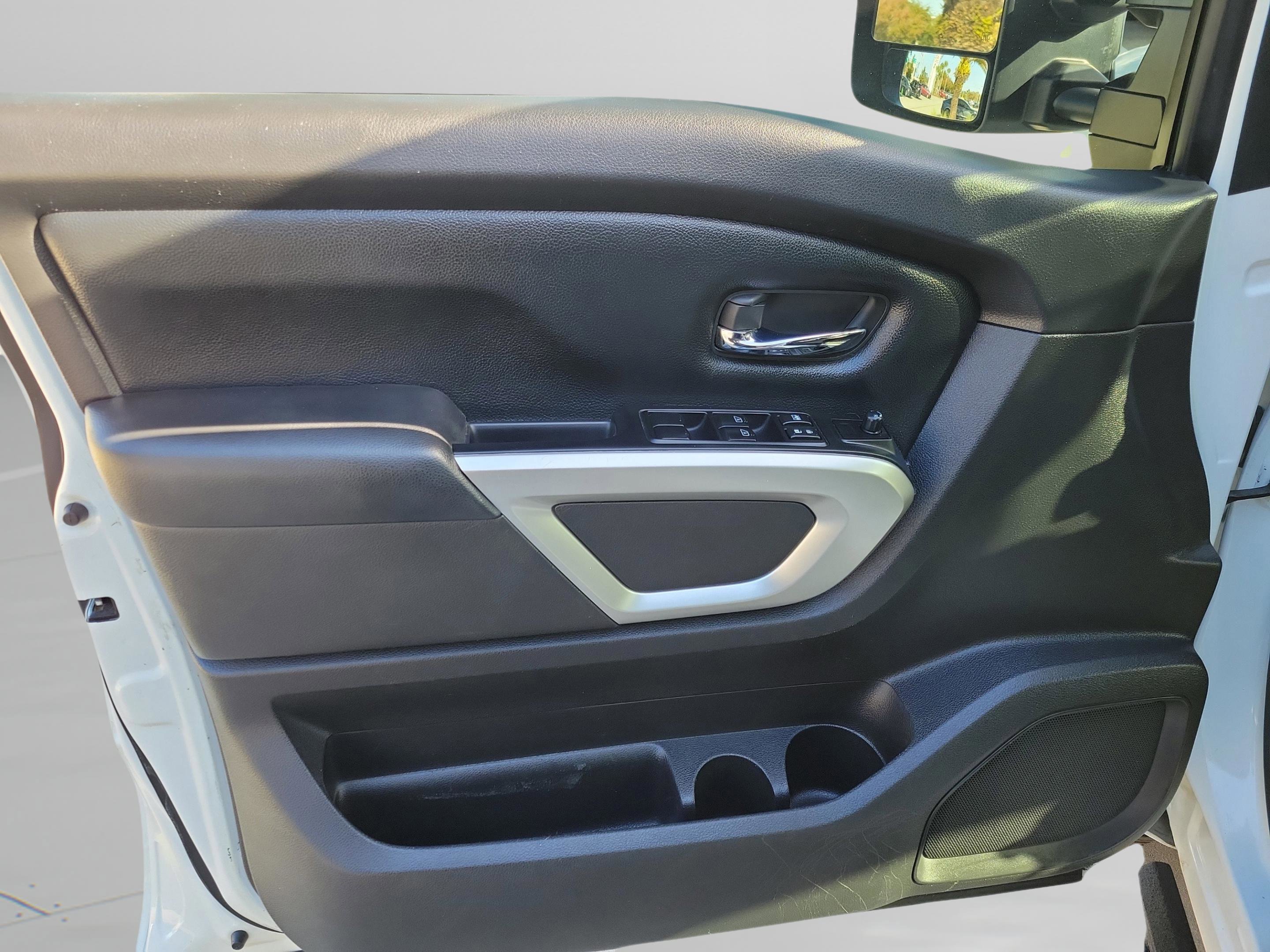 Used 2017 Nissan Titan SV image 27