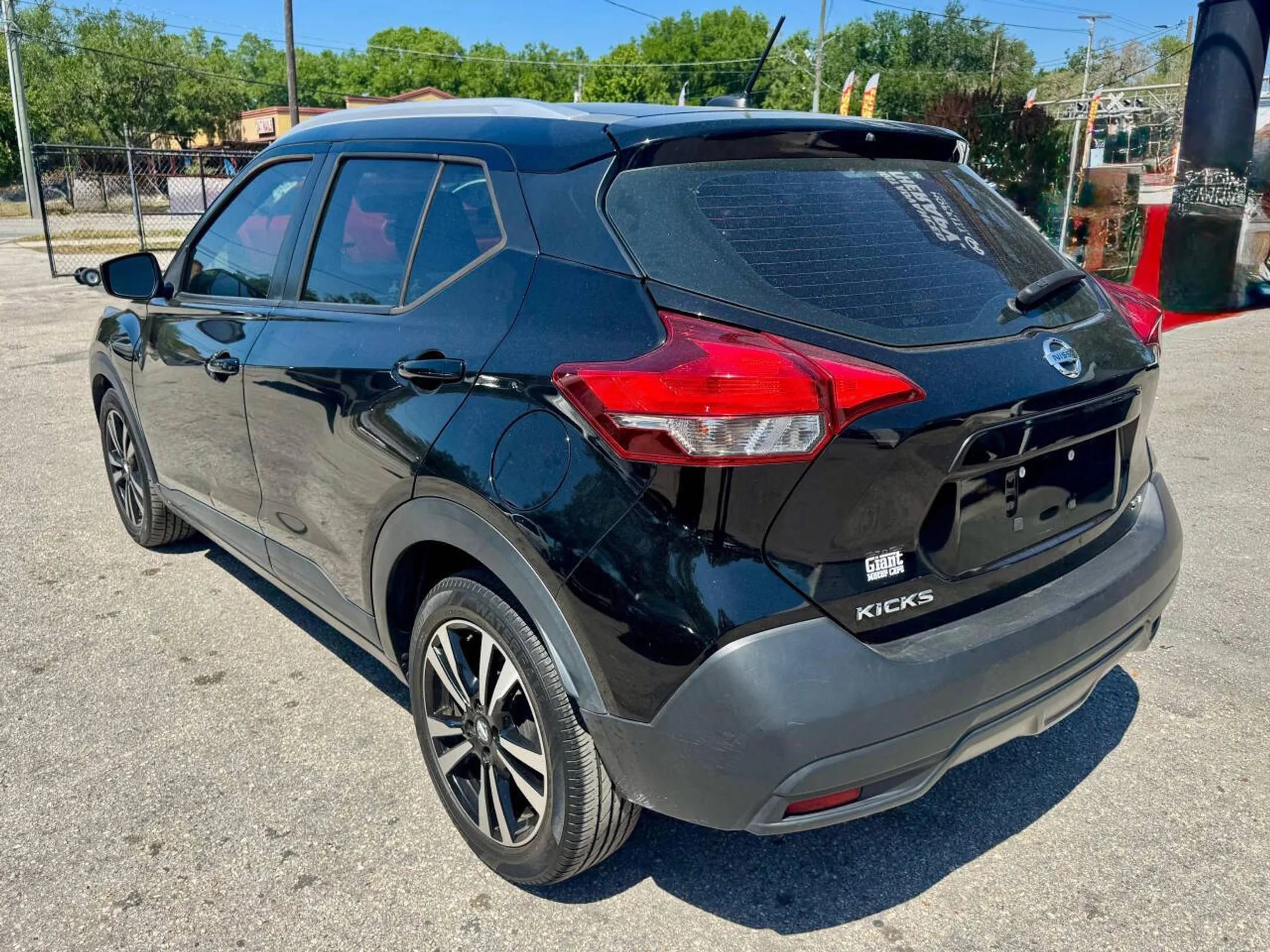 Used 2019 Nissan Kicks SV image 4