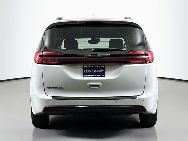 Used 2021 Chrysler Pacifica Touring-L FWD image 6