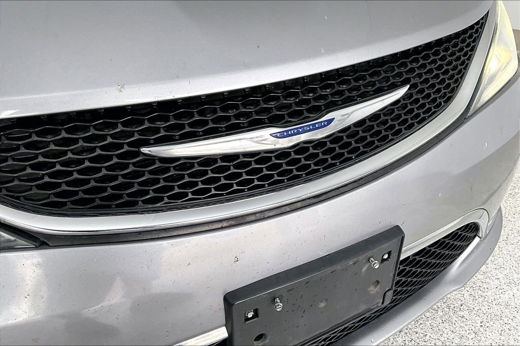 Used 2018 Chrysler Pacifica Limited image 34