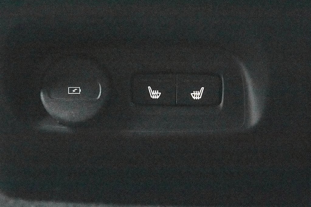 Certified 2024 Volvo XC40 B5 Plus w/ Protection Package Premier image 24